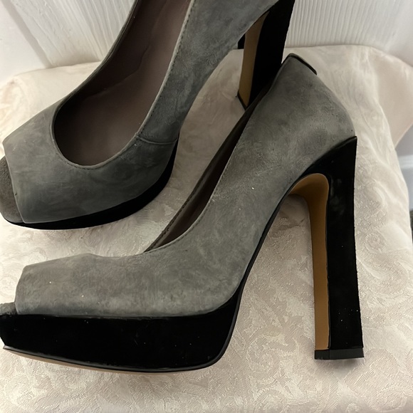 MRKT gray and black open toe suede pumps SZ 7 1/2 - Picture 2 of 6